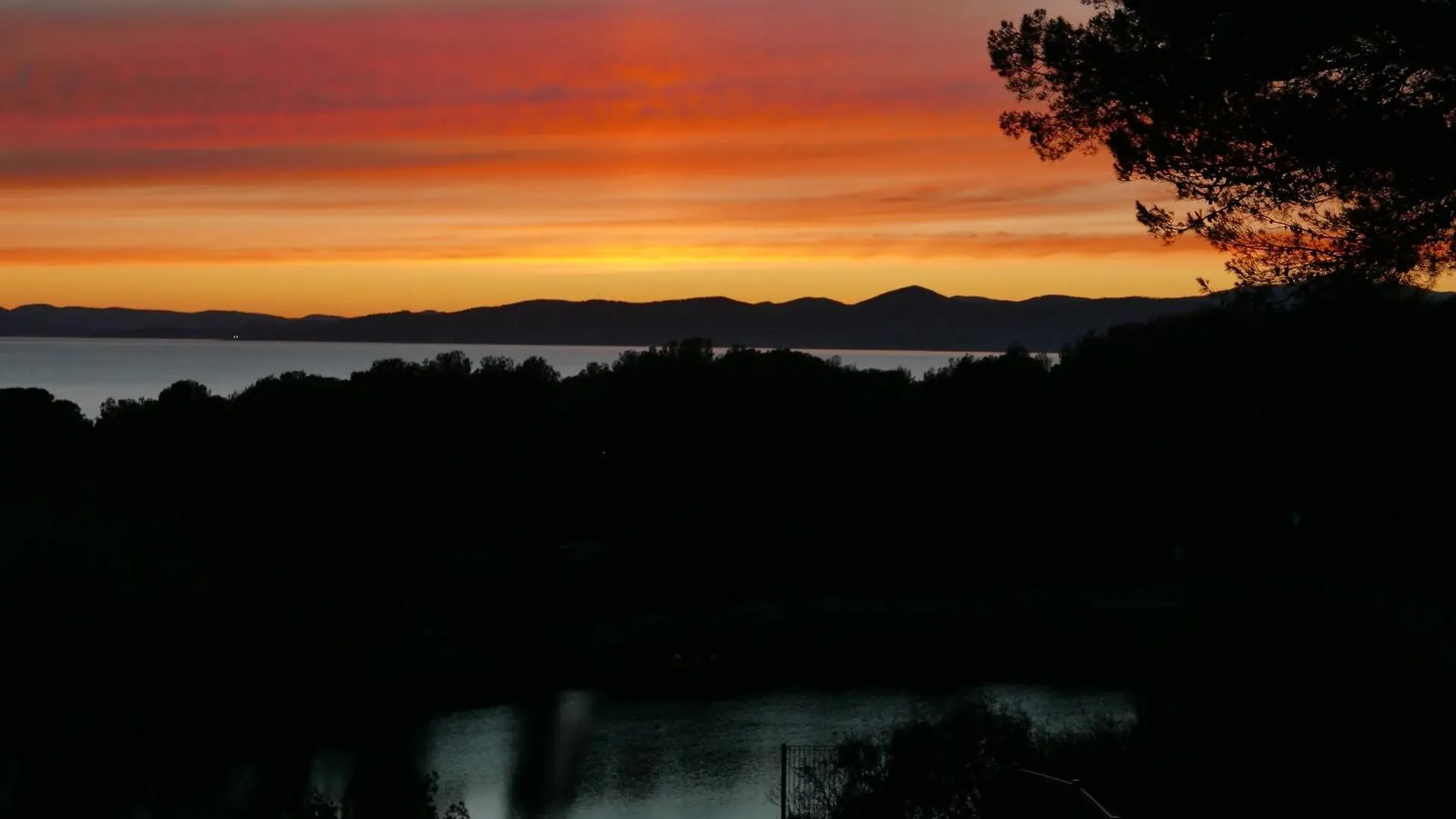 Apartment Le Dramont Appartement Vue Panoramique Mer Lac Foret Saint-Raphael  France